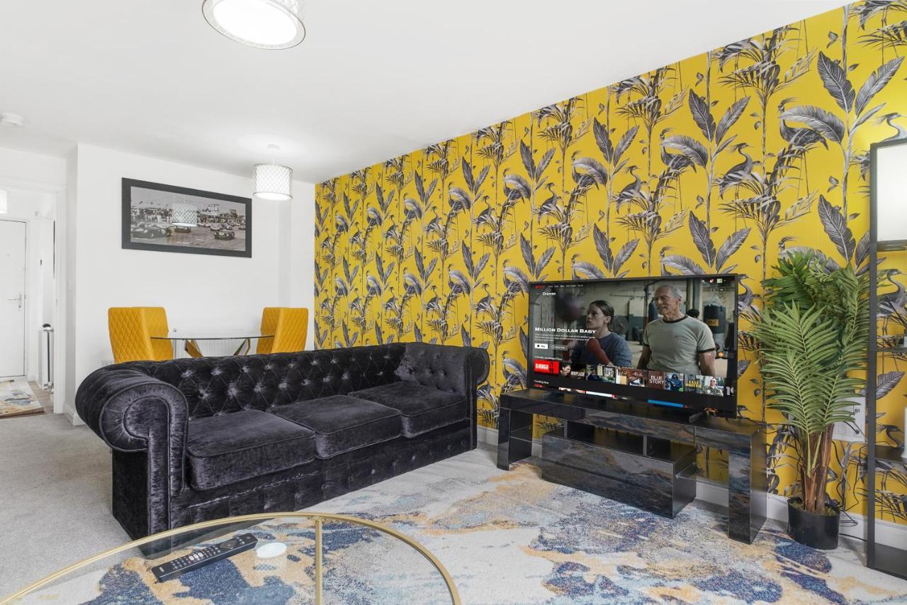 Luxury 2 Bed House City Centre ✘ Bbq & Garden ☆ Family Friendly→ Swingball & Outdoor Furniture - Free Parking → With 50 Inch Smart Tv, Free Netflix & Wifi ✘ Comfy Seating Area - By Maevela Бирмингам Екстериор снимка