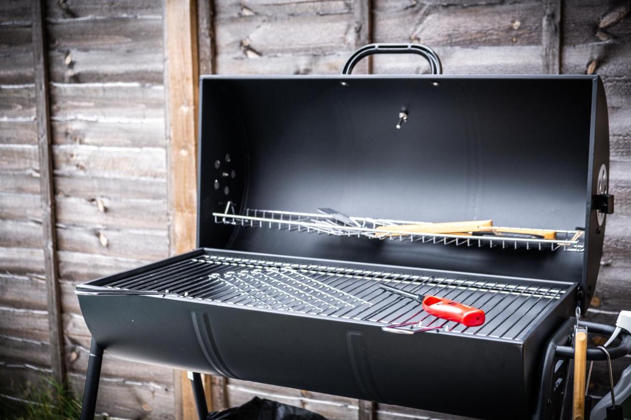 Luxury 2 Bed House City Centre ✘ Bbq & Garden ☆ Family Friendly→ Swingball & Outdoor Furniture - Free Parking → With 50 Inch Smart Tv, Free Netflix & Wifi ✘ Comfy Seating Area - By Maevela Бирмингам Екстериор снимка
