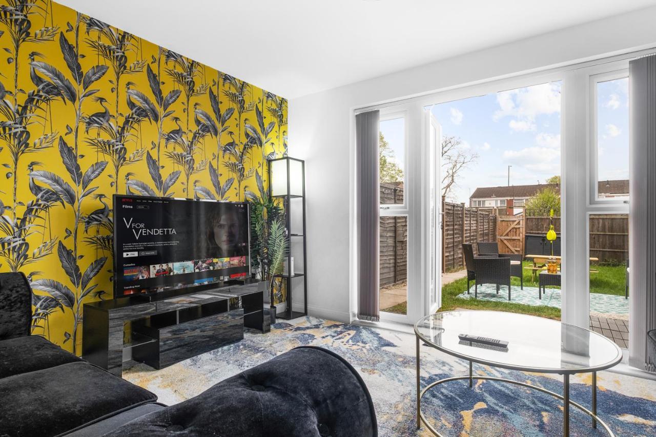 Luxury 2 Bed House City Centre ✘ Bbq & Garden ☆ Family Friendly→ Swingball & Outdoor Furniture - Free Parking → With 50 Inch Smart Tv, Free Netflix & Wifi ✘ Comfy Seating Area - By Maevela Бирмингам Екстериор снимка