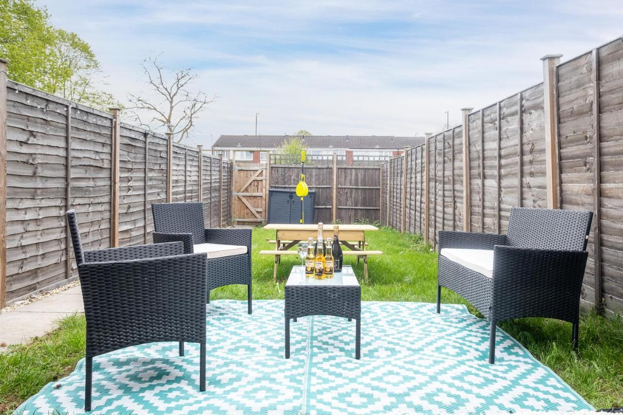 Luxury 2 Bed House City Centre ✘ Bbq & Garden ☆ Family Friendly→ Swingball & Outdoor Furniture - Free Parking → With 50 Inch Smart Tv, Free Netflix & Wifi ✘ Comfy Seating Area - By Maevela Бирмингам Екстериор снимка