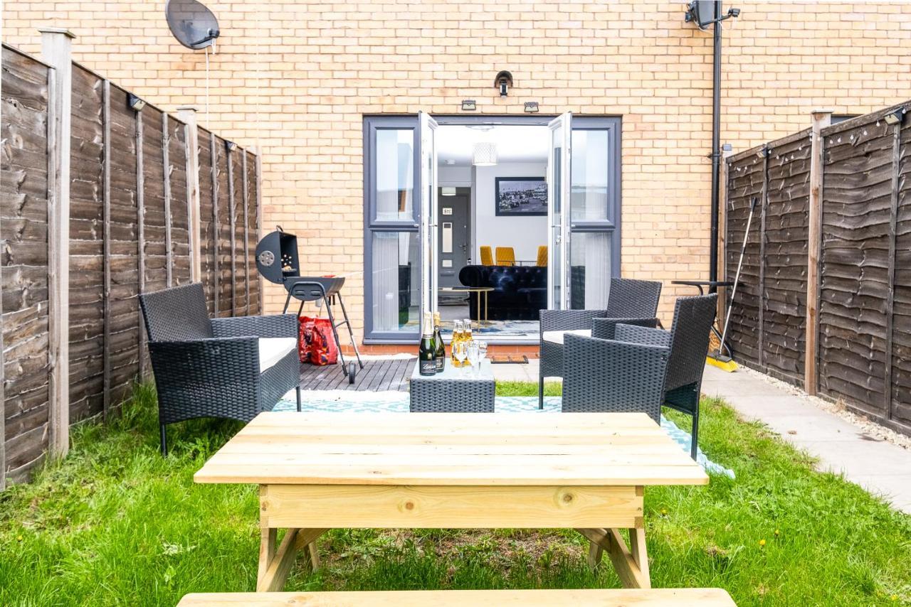 Luxury 2 Bed House City Centre ✘ Bbq & Garden ☆ Family Friendly→ Swingball & Outdoor Furniture - Free Parking → With 50 Inch Smart Tv, Free Netflix & Wifi ✘ Comfy Seating Area - By Maevela Бирмингам Екстериор снимка